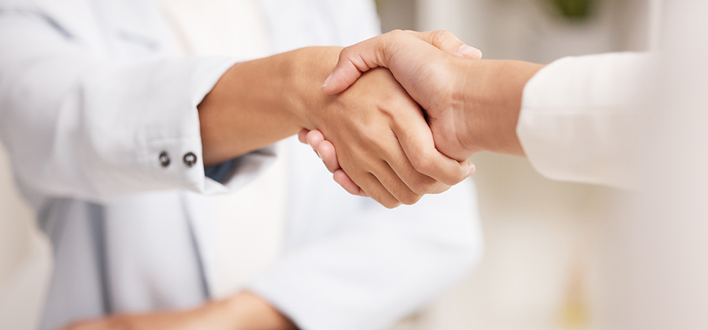 Nahaufnahme eines "Handshakes"